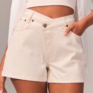 NWT Abercrombie & Fitch The 90s Relaxed‎ Cutoff Short in Cream Size 35 Waist